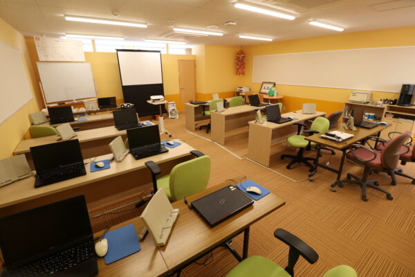 スタッフエース万代校エースグループ