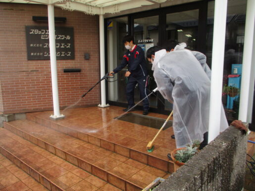 冬囲い片付け・玄関屋根&窓清掃